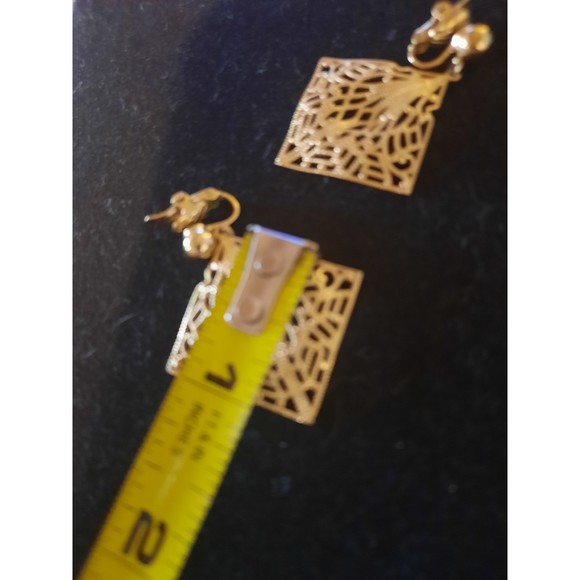 Trifari Vintage Filigree Gold Tone Clip On Earrings - Picture 5 of 5